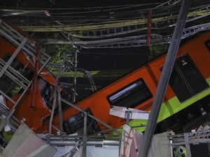 Waduh, Rel Layang di Meksiko Ambruk Saat Kereta Lewat