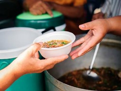 Salut! Wanita Ini Traktir Makan Seorang Nenek Meski Uangnya Tinggal Sedikit