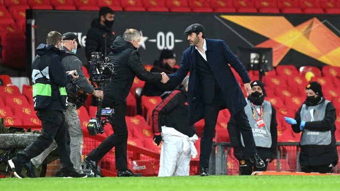 MANCHESTER, ENGLAND - APRIL 29: Paulo Fonseca, Head Coach of Roma shakes hands with Ole Gunnar Solskjaer, Manager of Manchester United following the UEFA Europa League Semi-final First Leg match between Manchester United and AS Roma at Old Trafford on April 29, 2021 in Manchester, England. Sporting stadiums around Europe remain under strict restrictions due to the Coronavirus Pandemic as Government social distancing laws prohibit fans inside venues resulting in games being played behind closed doors. (Photo by Michael Regan/Getty Images)