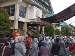 1.641 Guru Belum Terima Gaji dan SK Kontrak Geruduk Disdik Makassar