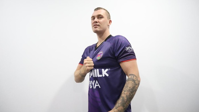 Adam Mitter resmi jadi pemain Persita pada Mei 2021. Ia dikontrak selama dua musim.