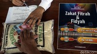 Antusias Warga Bayar Zakat Fitrah di Masjid Istiqlal