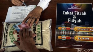 Antusias Warga Bayar Zakat Fitrah di Masjid Istiqlal
