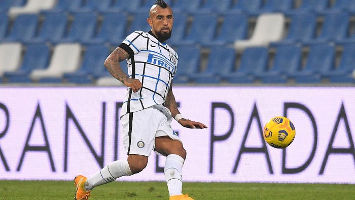 REGGIO NELLEMILIA, ITALY - NOVEMBER 28: Arturo Vidal of FC Internazionale in action during the Serie A match between US Sassuolo and FC Internazionale at Mapei Stadium - Città del Tricolore on November 28, 2020 in Reggio nellEmilia, Italy. (Photo by Alessandro Sabattini/Getty Images)