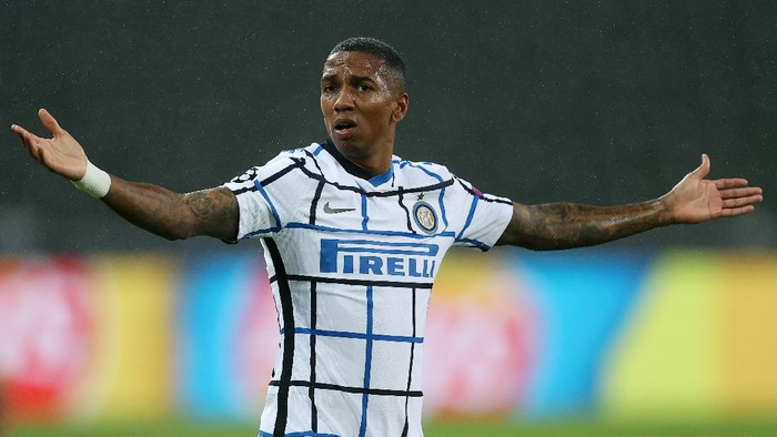 MOENCHENGLADBACH, GERMANY - DECEMBER 01: Ashley Young of Inter Milan reacts during the UEFA Champions League Group B stage match between Borussia Moenchengladbach and FC Internazionale at Borussia-Park on December 01, 2020 in Moenchengladbach, Germany. Sporting stadiums around Germany remain under strict restrictions due to the Coronavirus Pandemic as Government social distancing laws prohibit fans inside venues resulting in games being played behind closed doors. (Photo by Lars Baron/Getty Images)