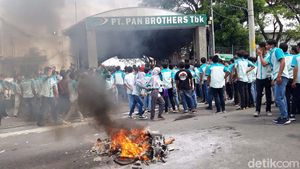 Bakar Ban, Buruh di Boyolali Demo Tolak THR Dicicil