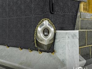 Kisah Penjarahan Hajar Aswad hingga Sempat Hilang 22 Tahun Kisah Penjarahan Hajar Aswad hingga Sempat Hilang 22 Tahun