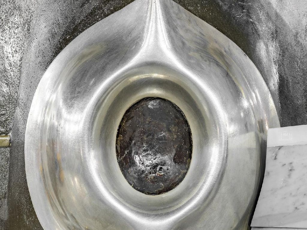 Hajar Aswad, Bentuk dan Warna Aslinya Hajar Aswad, Bentuk dan Warna Aslinya