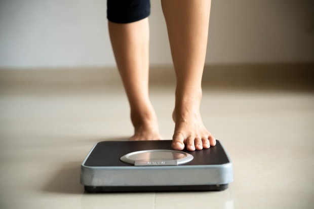 Kenaikan berat badan bukan hanya terjadi karena terlalu banyak mengonsumsi lemak lho.