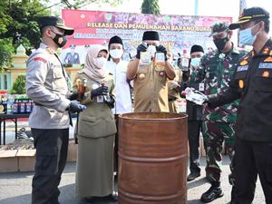 Pimpin Apel Operasi Ketupat Candi, Bupati Kebumen Musnahkan Ribuan Miras Pimpin Apel Operasi Ketupat Candi, Bupati Kebumen Musnahkan Ribuan Miras