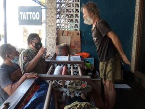 Foto: Bule Italia Menggembel di Bali Diamankan Satpol PP