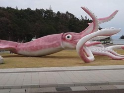 Weleh, Dana COVID-19 Dipakai untuk Membangun Patung Cumi-cumi