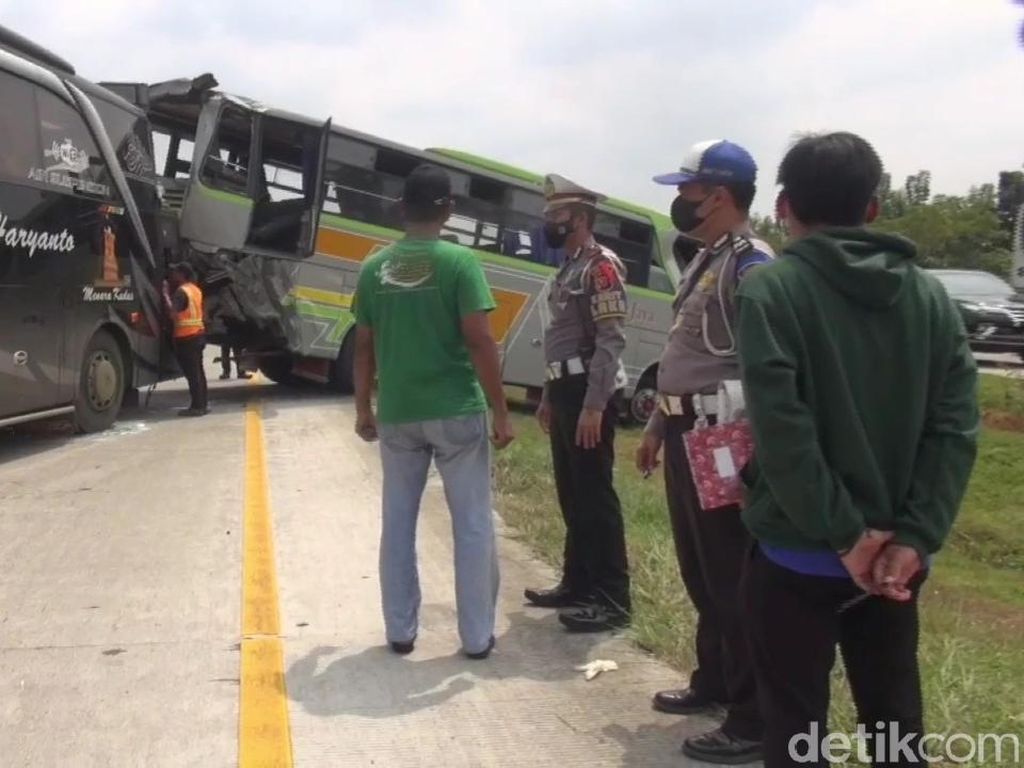 Kecelakaan Fatal Bus Vs Bus di Tol Cipali, 2 Orang Tewas Kecelakaan Fatal Bus Vs Bus di Tol Cipali, 2 Orang Tewas