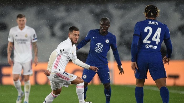 MADRID, SPAIN - APRIL 27:  Eden Hazard of Real Madrid controls the ball towards Reece James of Chelsea FC during the UEFA Champions League Semi Final First Leg match between Real Madrid and Chelsea FC at Estadio Alfredo Di Stefano on April 27, 2021 in Madrid, Spain. Sporting stadiums around Spain remain under strict restrictions due to the Coronavirus Pandemic as Government social distancing laws prohibit fans inside venues resulting in games being played behind closed doors. (Photo by Denis Doyle/Getty Images)(Photo by Denis Doyle/Getty Images