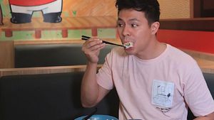 Pose Tampan Fero Walandaouw Saat Makan Sushi dan Pizza