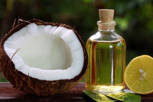 foto: Minyak kelapa dan perasan lemon/freepik.com foto: Minyak kelapa dan perasan lemon/freepik.com