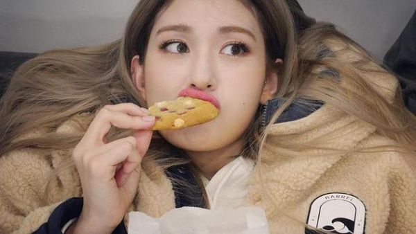 Intip Pose Keren Jeon Somi eks IOI yang Hobi Ngemil