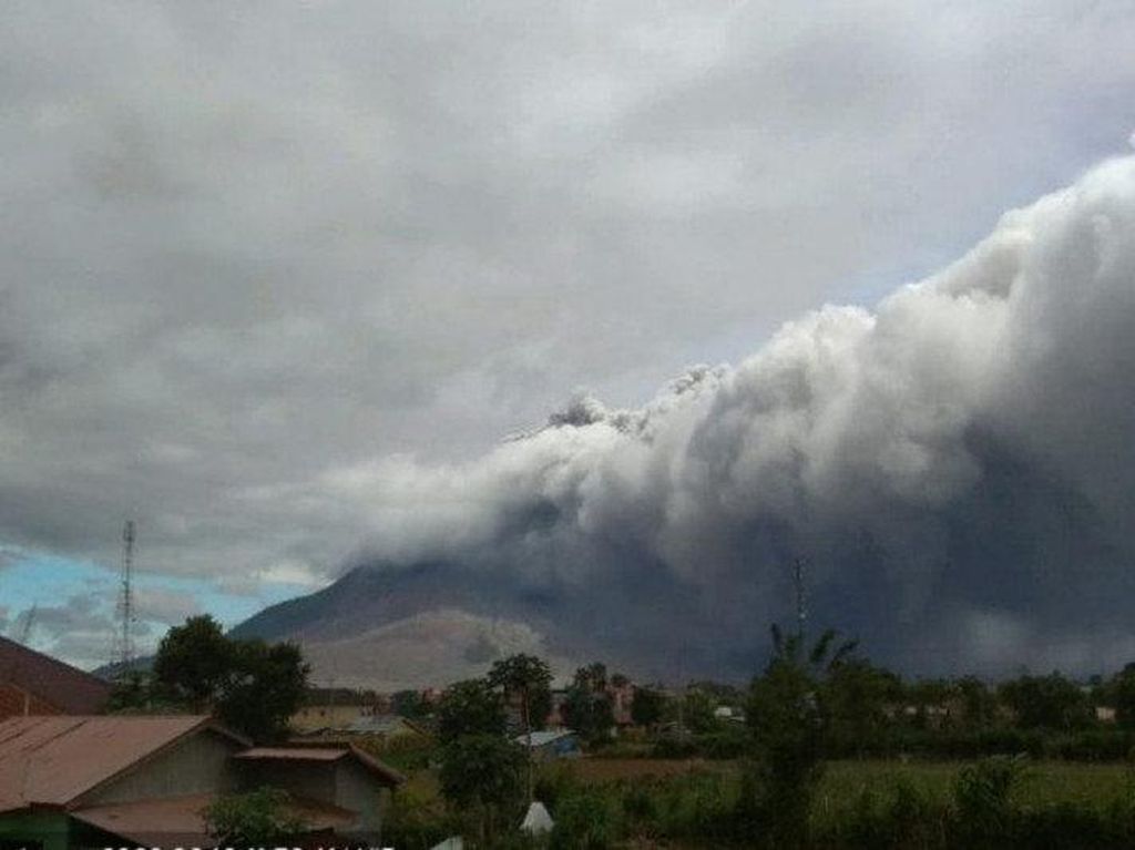 Gunung Sinabung Erupsi, Luncurkan Awan Panas Sejauh 1.500 Meter