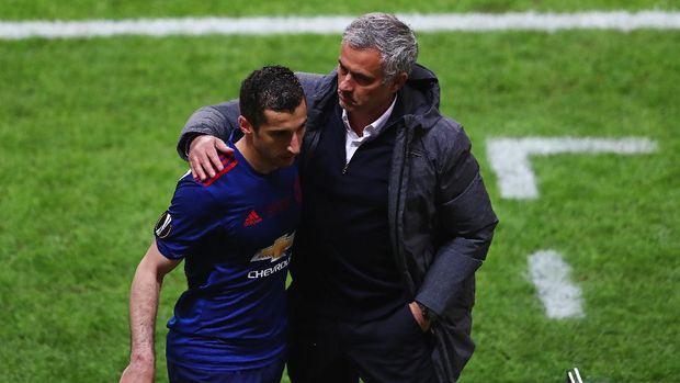 STOCKHOLM, SWEDEN - MAY 24: Henrikh Mkhitaryan of Manchester United and Jose Mourinho, Manager of Manchester United embrace after he is subbed during the UEFA Europa League Final between Ajax and Manchester United at Friends Arena on May 24, 2017 in Stockholm, Sweden.  (Photo by Alex Grimm/Getty Images)