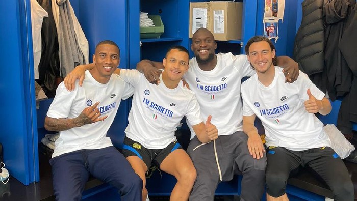 Empat pemain Inter Milan, Ashley Young, Alexis Sanchez, Romelu Lukaku, dan Matteo Darmian, berfoto bersama merayakan Scudetto musim 2020/2021 di Milan.