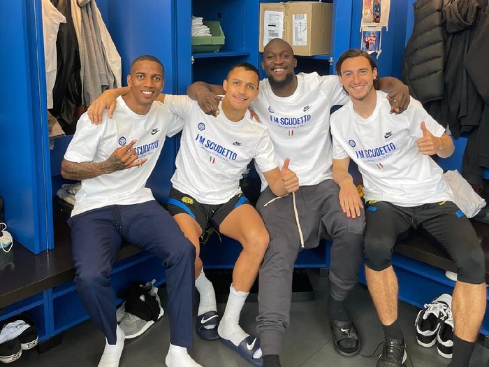 Empat pemain Inter Milan, Ashley Young, Alexis Sanchez, Romelu Lukaku, dan Matteo Darmian, berfoto bersama merayakan Scudetto musim 2020/2021 di Milan.