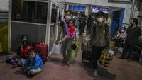Jelang Larangan Mudik, Pelabuhan Merak Ramai Penumpang