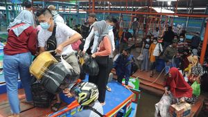Potret Warga di Sumsel Ramai-ramai Mudik Awal Naik Kapal