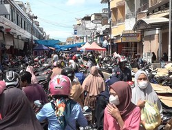 Jelang Lebaran, Pengunjung Pasar di Polman Membeludak dan Picu Macet