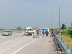Minibus Pemudik Tabrak Truk di Tol Madiun, 4 Orang Luka-luka