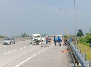 Minibus Pemudik Tabrak Truk di Tol Madiun, 4 Orang Luka-luka