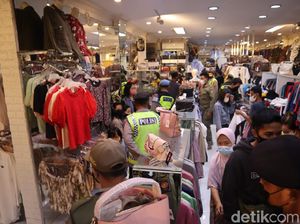 Polisi Datang, Pembeli Berkerumun di Toko Pakaian Kota Blitar Ambyar Polisi Datang, Pembeli Berkerumun di Toko Pakaian Kota Blitar Ambyar