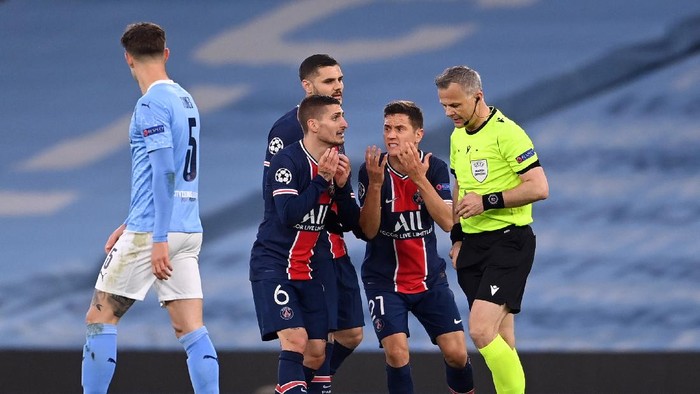MANCHESTER, ENGLAND - MAY 04: Marco Verratti, Alessandro Florenzi and Ander Herrera of Paris Saint-Germain appeal to referee Bjorn Kuipers during the UEFA Champions League Semi Final Second Leg match between Manchester City and Paris Saint-Germain at Etihad Stadium on May 04, 2021 in Manchester, England. Sporting stadiums around the UK remain under strict restrictions due to the Coronavirus Pandemic as Government social distancing laws prohibit fans inside venues resulting in games being played behind closed doors. (Photo by Laurence Griffiths/Getty Images)