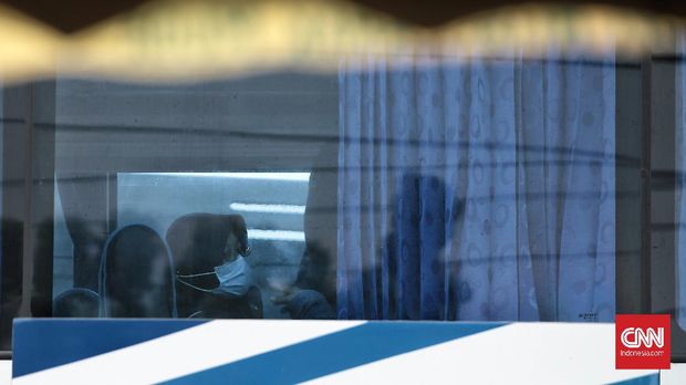 Sejumlah calon penumpang bus jurusan Sumatera dan Jawa menunggu kedatangan bus yang akan mereka naiki di terminal bayangan Pondok Pinang, Lebak Bulus, Jakarta Selatan, Rabu (5/5/2021). CNN Indonesia/Andry Novelino