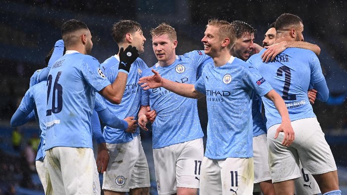 MANCHESTER, ENGLAND - MAY 04: Riyad Mahrez of Manchester City celebrates with Oleksandr Zinchenko after scoring his teams second goal during the UEFA Champions League Semi Final Second Leg match between Manchester City and Paris Saint-Germain at Etihad Stadium on May 04, 2021 in Manchester, England. Sporting stadiums around the UK remain under strict restrictions due to the Coronavirus Pandemic as Government social distancing laws prohibit fans inside venues resulting in games being played behind closed doors. (Photo by Laurence Griffiths/Getty Images)