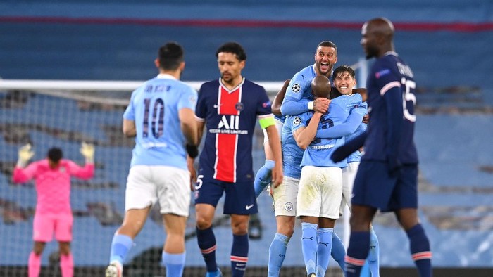 MANCHESTER, ENGLAND - MAY 04: Kyle Walker of Manchester City celebrates victory with Fernandinho and John Stones of Manchester City as Marquinhos and Danilo Pereira of Paris Saint-Germain react after the UEFA Champions League Semi Final Second Leg match between Manchester City and Paris Saint-Germain at Etihad Stadium on May 04, 2021 in Manchester, England. Sporting stadiums around the UK remain under strict restrictions due to the Coronavirus Pandemic as Government social distancing laws prohibit fans inside venues resulting in games being played behind closed doors. (Photo by Laurence Griffiths/Getty Images)