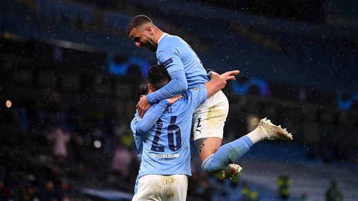 MANCHESTER, ENGLAND - MAY 04: Riyad Mahrez of Manchester City celebrates with Kyle Walker after scoring his teams second goal during the UEFA Champions League Semi Final Second Leg match between Manchester City and Paris Saint-Germain at Etihad Stadium on May 04, 2021 in Manchester, England. Sporting stadiums around the UK remain under strict restrictions due to the Coronavirus Pandemic as Government social distancing laws prohibit fans inside venues resulting in games being played behind closed doors. (Photo by Laurence Griffiths/Getty Images)