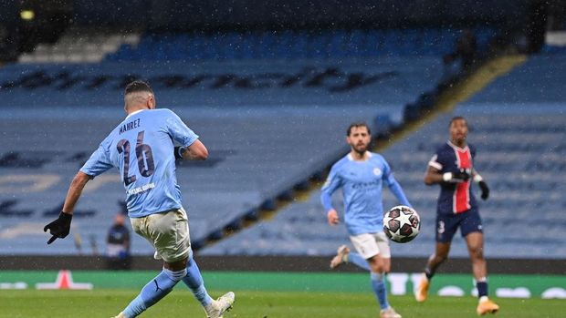 MANCHESTER, ENGLAND - MAY 04: Riyad Mahrez of Manchester City scores his team's second goal during the UEFA Champions League Semi Final Second Leg match between Manchester City and Paris Saint-Germain at Etihad Stadium on May 04, 2021 in Manchester, England. Sporting stadiums around the UK remain under strict restrictions due to the Coronavirus Pandemic as Government social distancing laws prohibit fans inside venues resulting in games being played behind closed doors. (Photo by Laurence Griffiths/Getty Images)