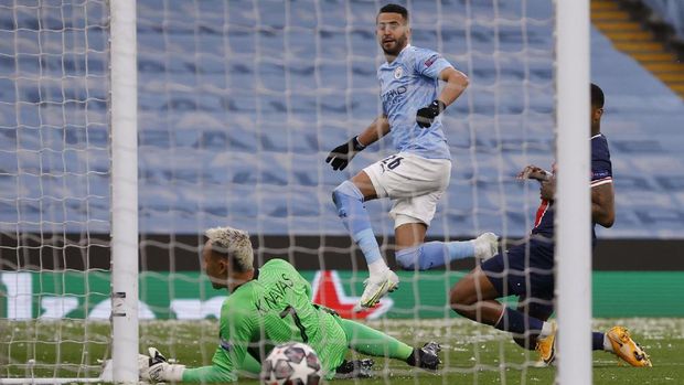 Soccer Football - Champions League - Semi Final Second Leg - Manchester City v Paris St Germain - Etihad Stadium, Manchester, Britain - May 4, 2021 Manchester City's Riyad Mahrez scores their first goal REUTERS/Phil Noble