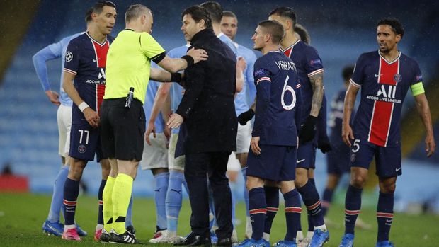 Soccer Football - Champions League - Semi Final Second Leg - Manchester City v Paris St Germain - Etihad Stadium, Manchester, Britain - May 4, 2021 Paris St Germain coach Mauricio Pochettino speaks with referee Bjorn Kuipers after Angel Di Maria was sent off REUTERS/Phil Noble