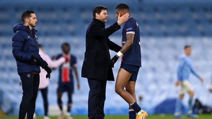 MANCHESTER, ENGLAND - MAY 04: Mauricio Pochettino, Manager of Paris Saint-Germain consoles Presnel Kimpembe of Paris Saint-Germain after defeat in the UEFA Champions League Semi Final Second Leg match between Manchester City and Paris Saint-Germain at Etihad Stadium on May 04, 2021 in Manchester, England. Sporting stadiums around the UK remain under strict restrictions due to the Coronavirus Pandemic as Government social distancing laws prohibit fans inside venues resulting in games being played behind closed doors. (Photo by Laurence Griffiths/Getty Images)