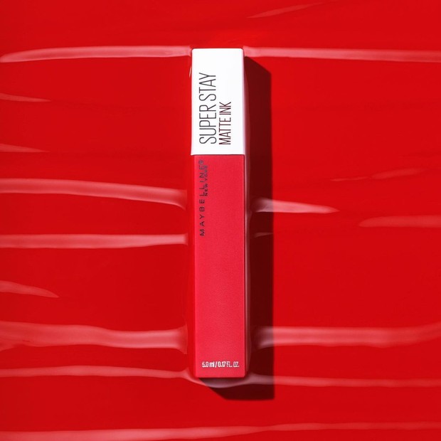 Maybelline Superstay Matte Ink bisa jadi pilihan paling tepat untuk kamu yang padat aktivitas ketika lebaran tiba, formulanya awet seharian dan enggak mudah geser.