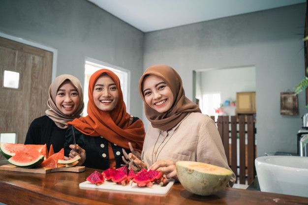 Menyiapkan Menu Buka Puasa/ Foto: freepik.com