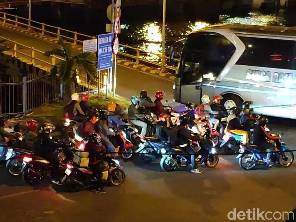 Perjuangan Pemudik Sebelum Dilarang, 3 Jam Menunggu Demi Tes GeNose Perjuangan Pemudik Sebelum Dilarang, 3 Jam Menunggu Demi Tes GeNose