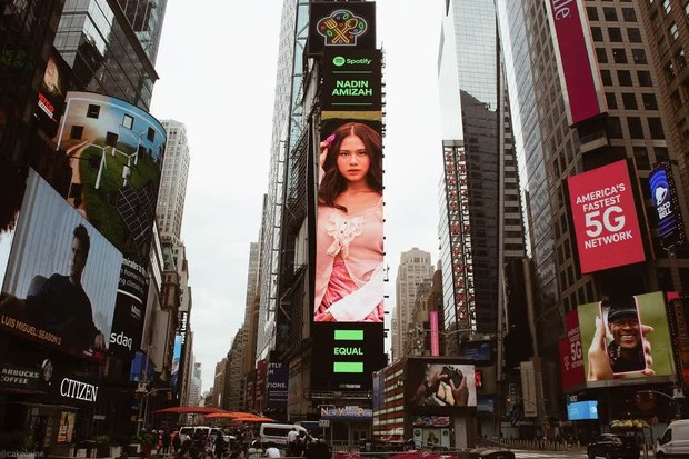 Nadin Amizah di Times Square
