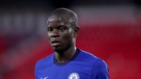 Sukses Chelsea menjuarai Liga Champions tak lepas dari sosok NGolo Kante. Ia menjadi Man of the Match di dua laga semifinal dan final. Pemain Prancis itu masuk tiga besar calon pemenang pemain terbaik UEFA 2020/2021. (Foto: Fran Santiago/Getty Images)