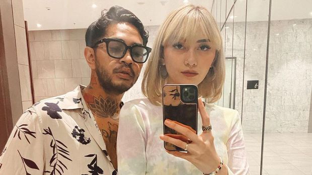 Onadia Leonardo dan Beby Prisillia merupakan pasangan suami istri yang beda agama. Yuk kita tengok keharmonisannya!