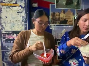 Serunya Momen Acha Sinaga Berburu Takjil di Sydney, Ada Pasar Ramadan!