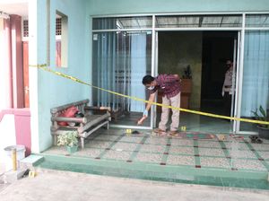 Orang yang Diduga Pembakar Perawat Cantik di Malang Terekam CCTV Orang yang Diduga Pembakar Perawat Cantik di Malang Terekam CCTV