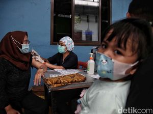 Perdana! Warga di Permukiman Padat Jakarta Disuntik Vaksin Corona Perdana! Warga di Permukiman Padat Jakarta Disuntik Vaksin Corona