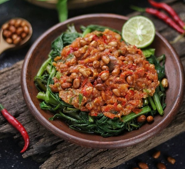 Plecing Kangkung Lombok/instagram.com/agustialidya88 Plecing Kangkung Lombok enak dengan taburan kacang tanah goreng/instagram.com/agustialidya88